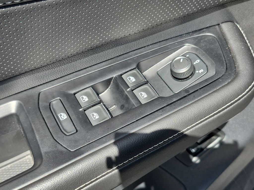 Used 2025 Volkswagen Atlas SE FWD image 13
