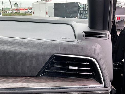 Used 2025 Chevrolet Suburban Premier image 16