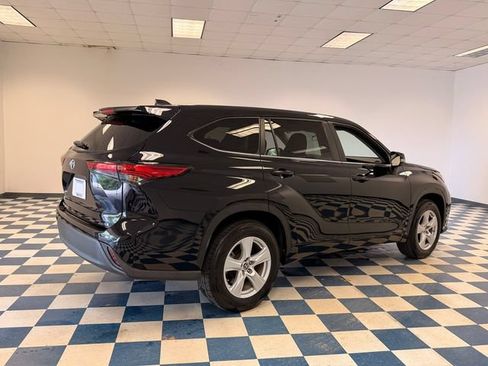 Used 2023 Toyota Highlander LE FWD image 8