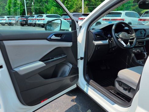 Certified 2022 Volkswagen Taos SE w/ Panoramic Sunroof Package AWD/4WD image 18