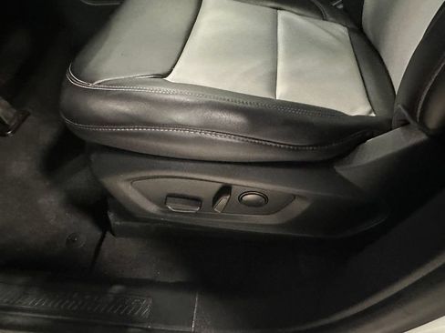 Used 2022 Ford Explorer XLT w/ Equipment Group 202A AWD/4WD image 21