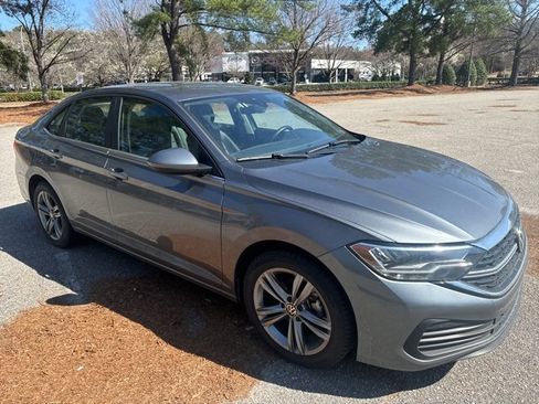 Used 2024 Volkswagen Jetta SE image 8