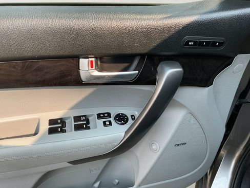 Used 2014 Kia Sorento SX w/ 3rd Row Package FWD image 10