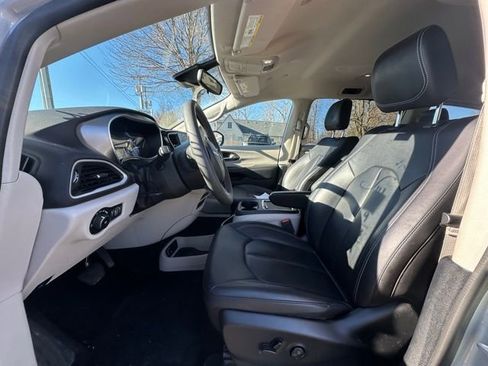 Used 2024 Chrysler Pacifica Touring-L image 17