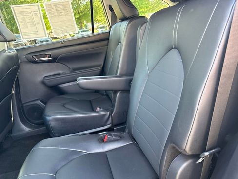 Used 2025 Toyota Highlander XLE FWD image 29