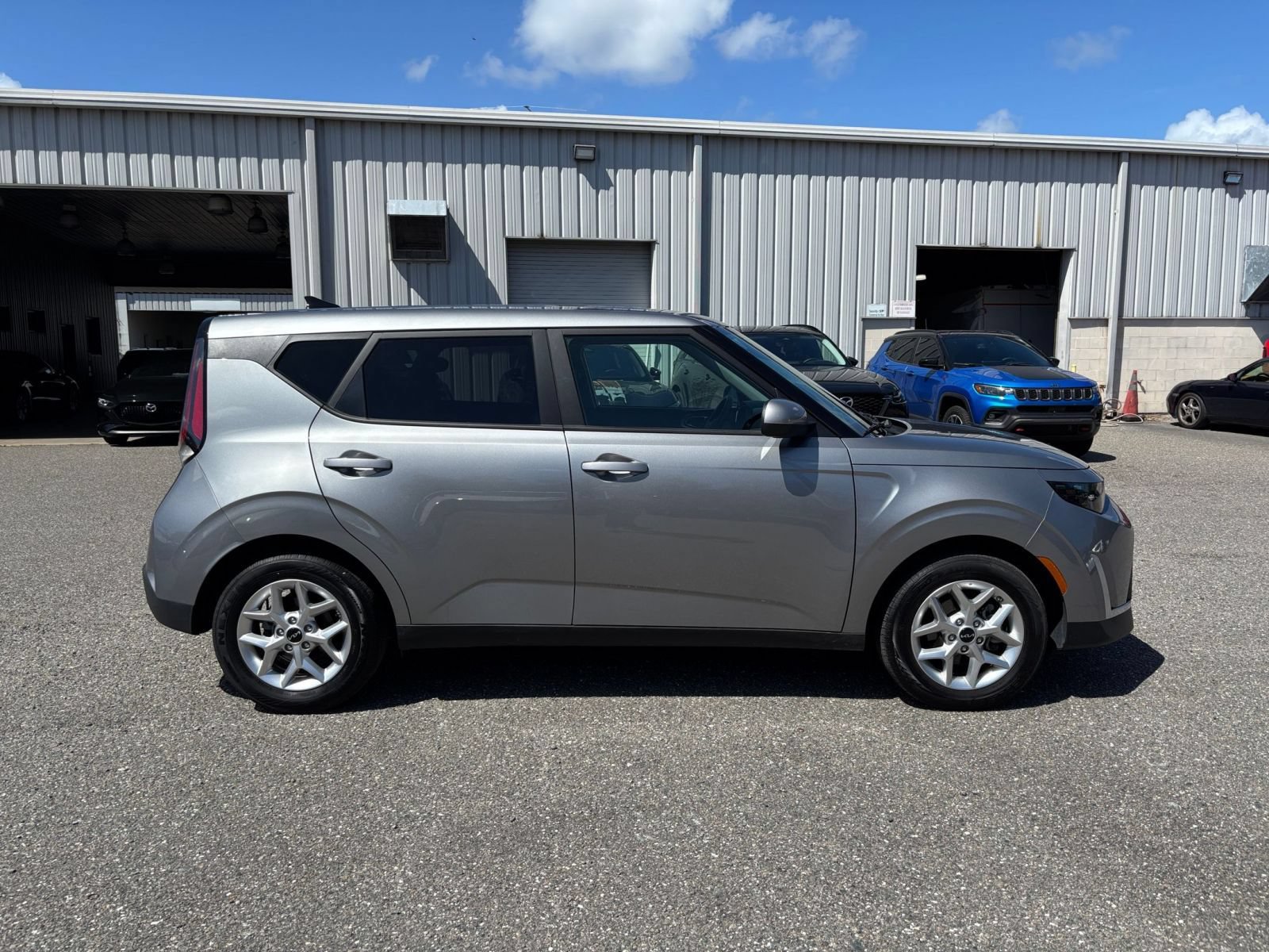 Used 2025 Kia Soul LX w/ LX Technology Package FWD image 14