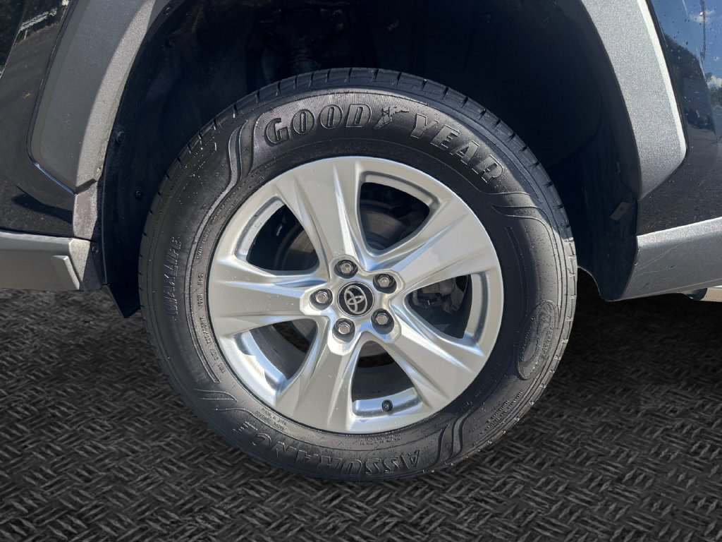 Used 2021 Toyota RAV4 XLE AWD/4WD image 11