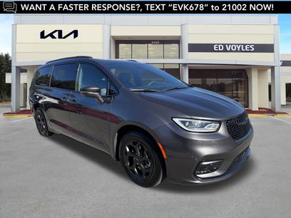 Used 2022 Chrysler Pacifica Limited w/ Uconnect Theater Family Group