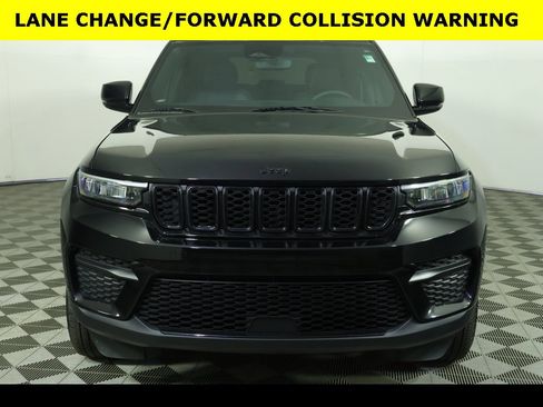 Used 2023 Jeep Grand Cherokee Altitude image 10