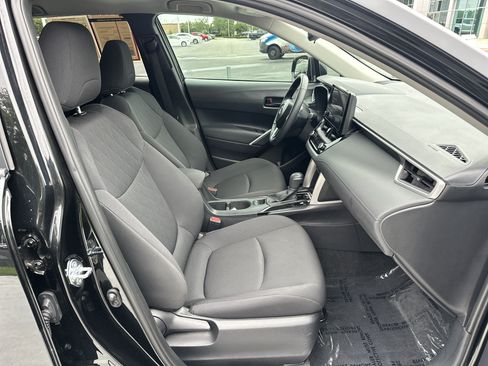 Certified 2025 Toyota Corolla Cross LE FWD image 33