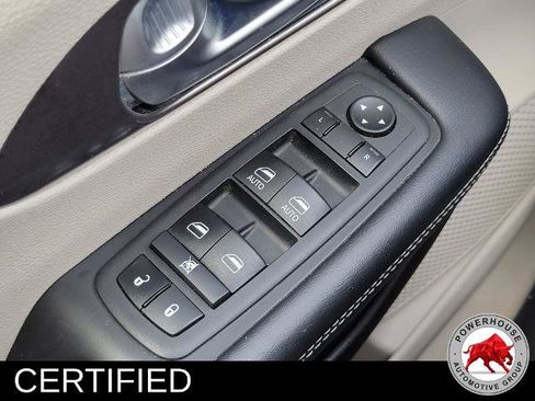 Used 2023 Chrysler Pacifica Touring-L FWD image 27