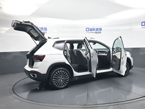 Used 2025 Volkswagen Taos SE FWD image 52