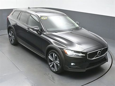 Certified 2024 Volvo V60 B5 Cross Country Plus image 40