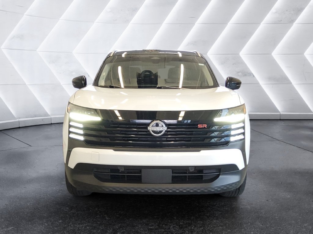 Used 2025 Nissan Kicks SR AWD/4WD image 2
