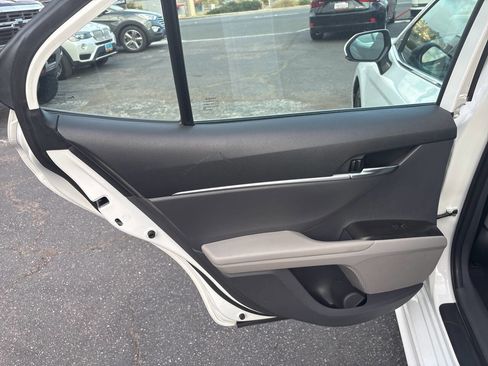 Used 2022 Toyota Camry SE FWD image 16
