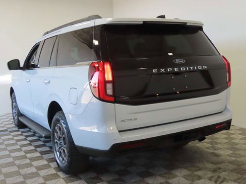 Used 2025 Ford Expedition Active RWD image 3