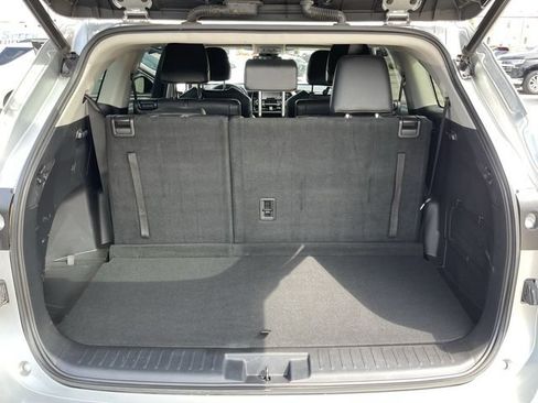 Used 2020 Toyota Highlander XLE FWD image 24