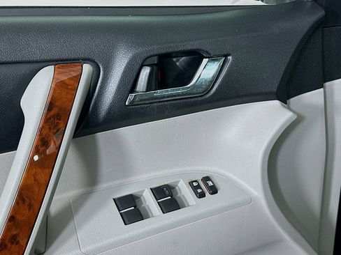 Used 2013 Toyota Highlander Limited image 15