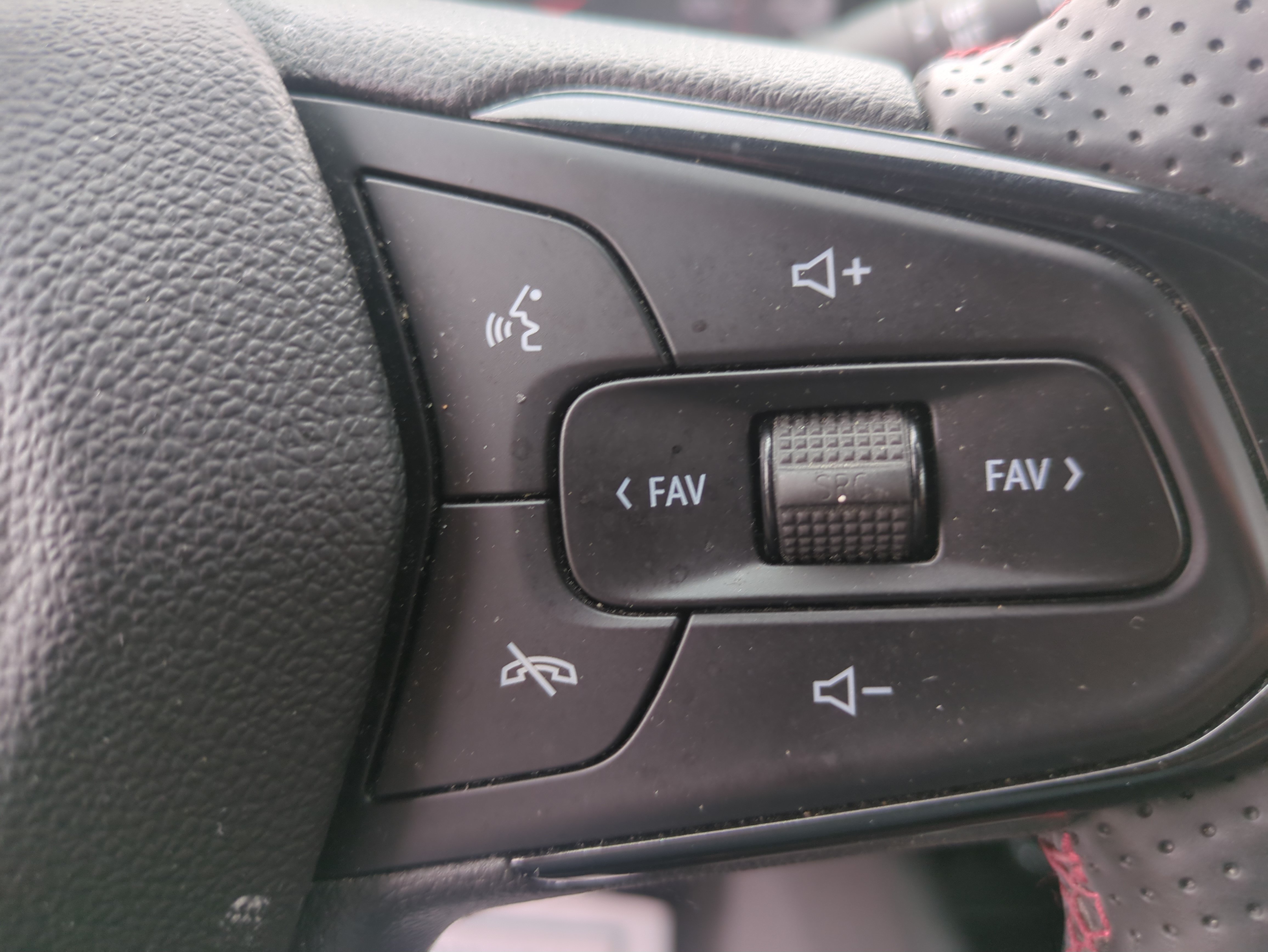 Used 2024 Chevrolet Trax RS w/ Driver Confidence Package FWD image 12