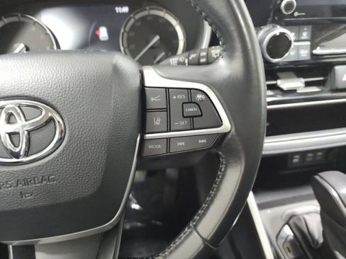 Used 2022 Toyota Highlander XLE AWD/4WD image 31