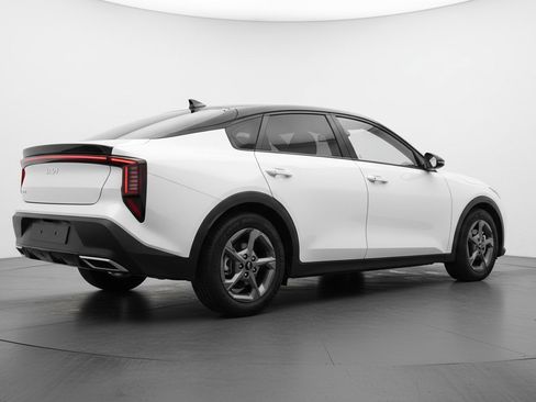 Used 2025 Kia K4 LXS image 9