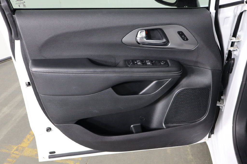 Used 2025 Chrysler Pacifica Select FWD image 20