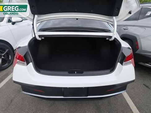 Used 2024 Hyundai Elantra SE FWD image 11
