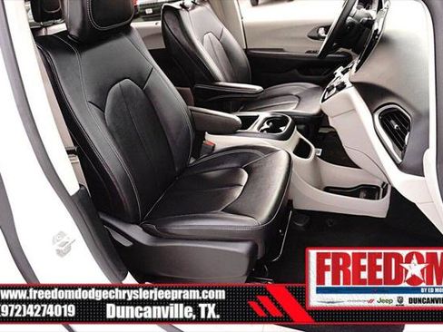 Certified 2024 Chrysler Pacifica Touring-L image 16