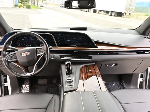 Used 2022 Cadillac Escalade ESV Luxury AWD/4WD image 12