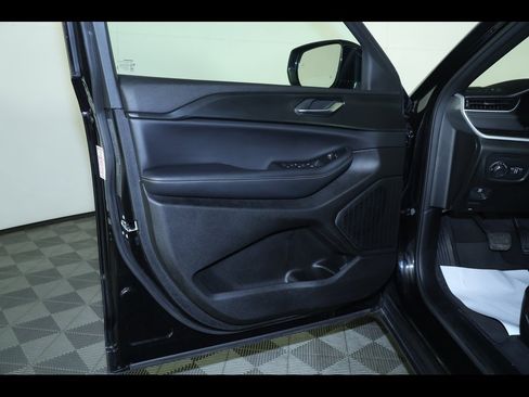 Used 2023 Jeep Grand Cherokee L Laredo image 23