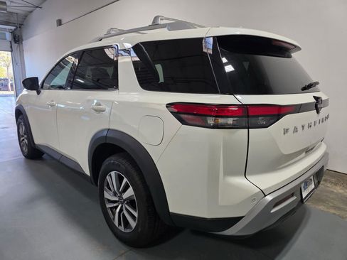 Used 2023 Nissan Pathfinder SL AWD/4WD image 3