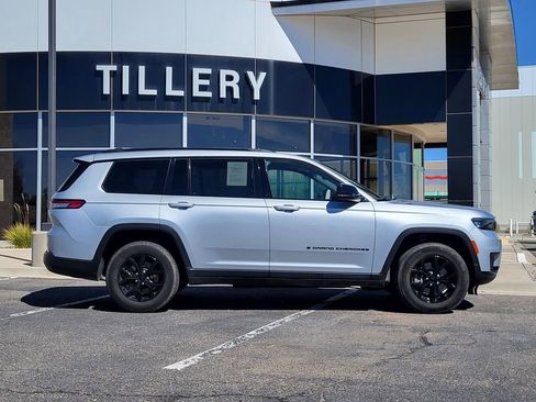 Used 2024 Jeep Grand Cherokee L Laredo image 1