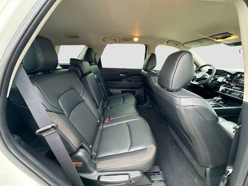 Used 2023 Nissan Pathfinder SL w/ Black Appearance Package FWD image 26