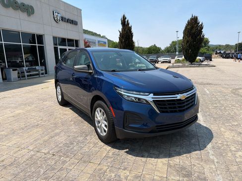 Used 2022 Chevrolet Equinox LS AWD/4WD image 2