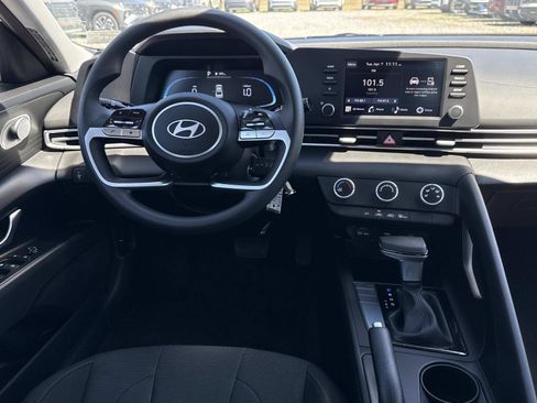 New 2026 Hyundai Elantra SE image 2