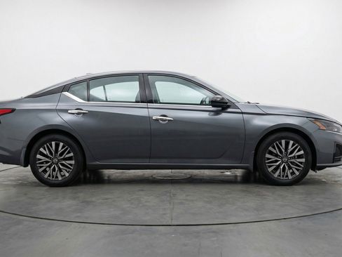 Used 2025 Nissan Altima 2.5 SV FWD image 11