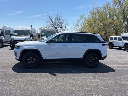 New 2026 Jeep Grand Cherokee Altitude AWD/4WD image 2