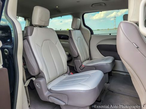 Used 2017 Chrysler Pacifica Touring-L w/ Tire & Wheel Group FWD image 27