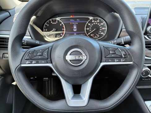 Used 2025 Nissan Altima 2.5 SV FWD image 21