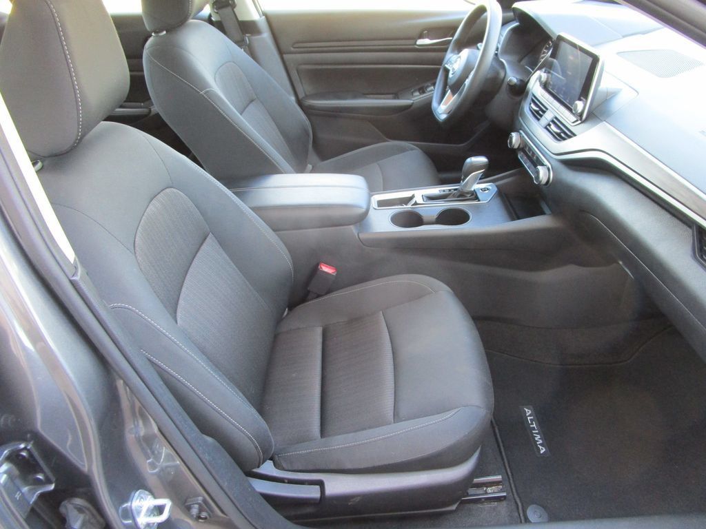 Used 2025 Nissan Altima 2.5 SV FWD image 25