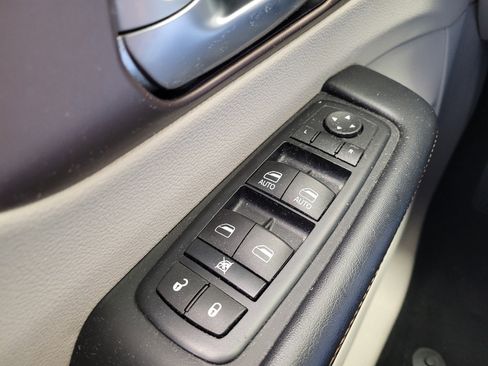 Used 2017 Chrysler Pacifica LX FWD image 27