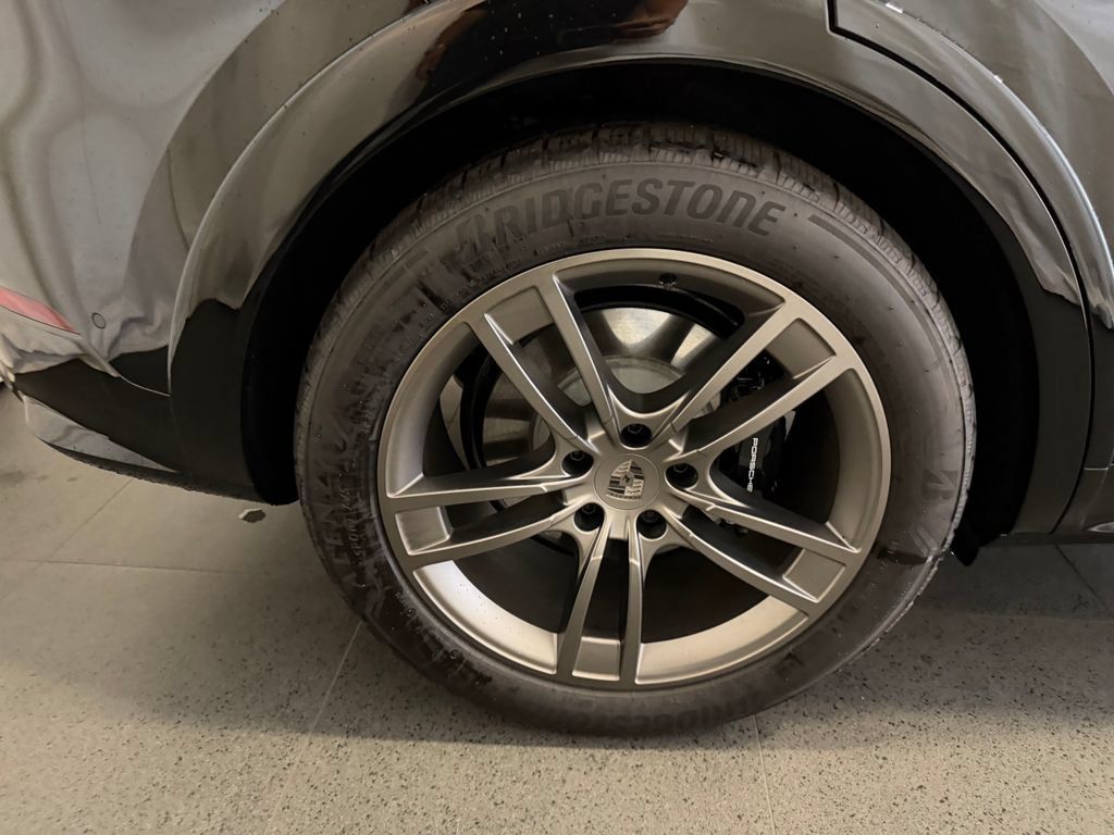 Certified 2025 Porsche Cayenne Turbo AWD/4WD image 12