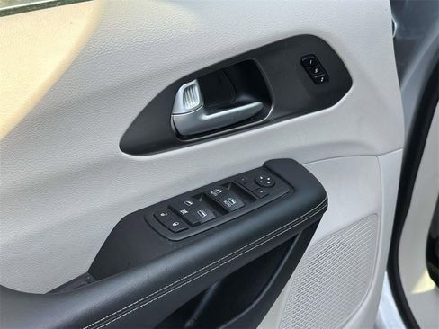 Used 2024 Chrysler Pacifica Touring-L image 18