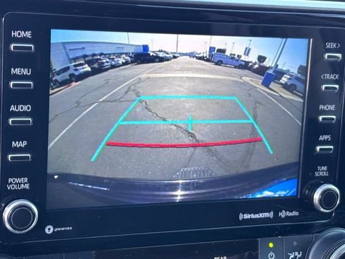 Used 2021 Toyota Highlander XLE FWD image 28