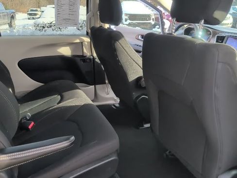 Used 2021 Chrysler Voyager L image 32