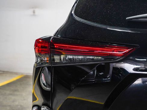 Used 2021 Toyota Highlander XLE image 7