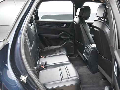 Used 2021 Porsche Cayenne AWD/4WD image 36