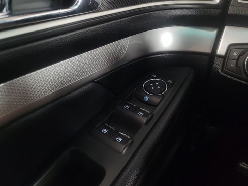 Used 2016 Ford Explorer XLT w/ Equipment Group 202A AWD/4WD image 27