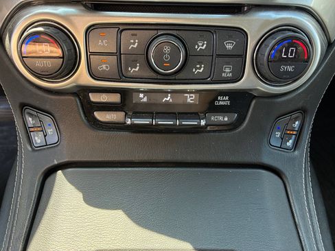 Used 2015 Chevrolet Suburban LTZ RWD image 12