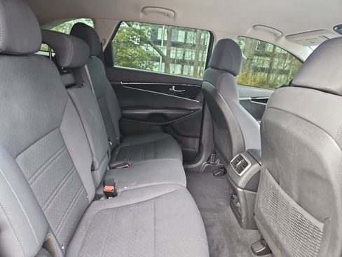 Used 2017 Kia Sorento LX w/ LX Convenience Package image 17